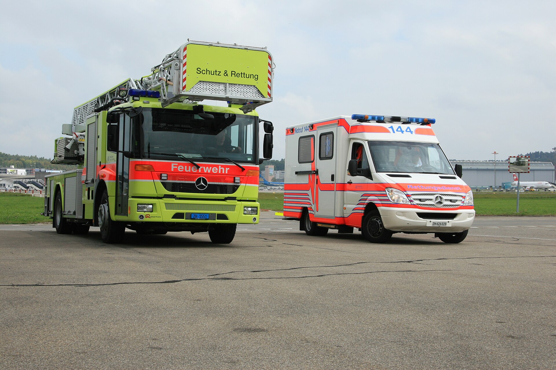 Une échelle de pompiers et une ambulance côte à côte, vues de face